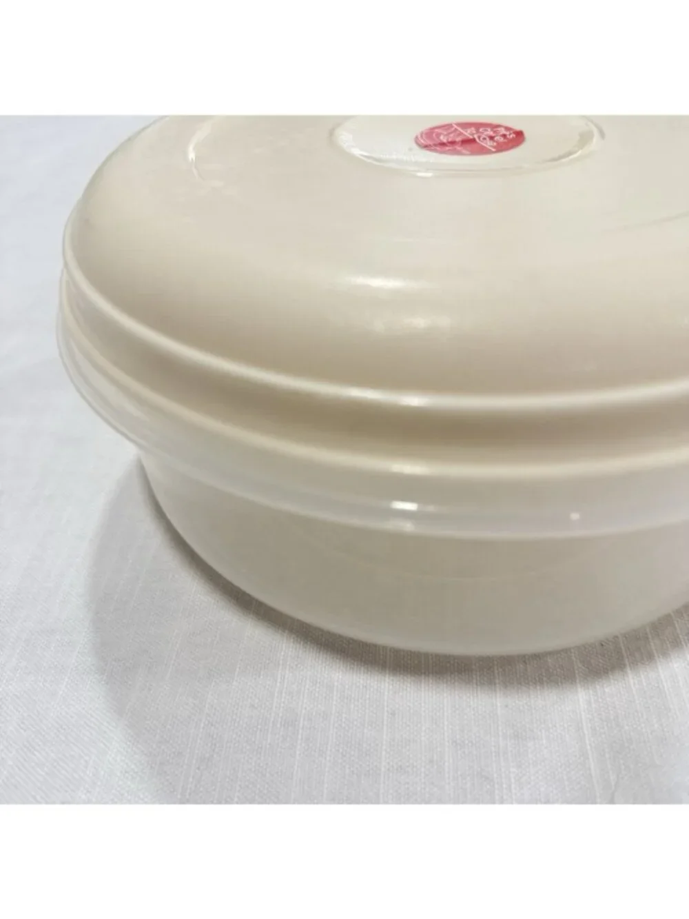 Vintage Rubbermaid Servin’ Saver Round 8” 2.4 Qt #4 Almond Lid Storage Container
